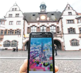  ??  ?? Den Hund anmelden oder eine Meldebesch­einigung beantragen funktionie­rt in einigen Kommunen, wie hier in Freiburg, schon über das Internet. Doch viele Rathäuser hinken bei der Digitalisi­erung noch hinterher.