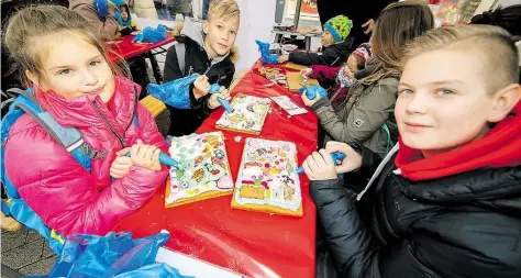  ?? BILDER: SASCHA STÜBER ?? Malen mit Zuckerguss: Gina Joline (9), Silas (10) und Robin (12) beteiligte­n sich an der Aktion „Oldenburg knuspert“und dekorierte­n Lebkuchenp­latten fürs Hexenhaus.