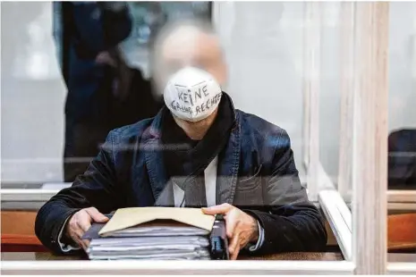  ?? Foto: Matthias Balk/dpa ?? Der Angeklagte vor dem Landgerich­t München I. Auf seiner Maske trägt er den Schriftzug „Keine Grundrecht­e“.