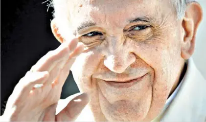  ??  ?? Carisma.El papa argentino, con declaracio­nes escuetas y contundent­es, convoca la atención mediática mundial.