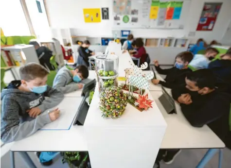  ?? Foto: Sebastian Gollnow/dpa/Symbolbild ?? Eine siebte Klasse im Unterricht, alle Kinder tragen Mundschutz. Immer wieder werden im Landkreis Dillingen ganze Klassen samt ihrer Lehrer in Quarantäne geschickt. Was bedeutet das für die Schulen?