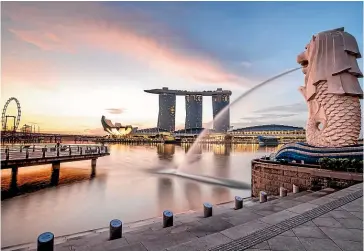  ?? ?? Singapore is full of exciting places to visit, including the Marina Bay Sands hotel, centre, which has the world’s largest rooftop infinity pool. 123RF