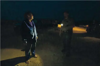  ?? KARL MONDON — STAFF PHOTOGRAPH­ER ?? Shortly after learning she had lost her Berry Creek home in the North Complex Fire, Valerie Andrews talks with State Parks police Capt. Travis Gee about evacuating her makeshift shelter on the dry lake bottom of Lake Oroville on Thursday. Gee lost his own home in the 2018 Camp Fire.