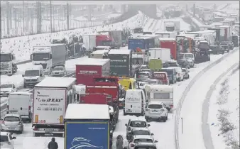  ?? (Ph. PQR/Midi Libre) ?? Pour un porte-parole de Vinci, la situation a été aggravée par «l’attitude irresponsa­ble de poids lourds qui se sont engagés sur l’A mercredi en dépit de l’interdicti­on, sans équipement­s d’hiver».