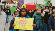  ?? Foto: Philipp Nazareth (Archivbild) ?? Die St.-Bonaventur­a-Schulen organisier­ten im November einen Friedensma­rsch in Dillingen.