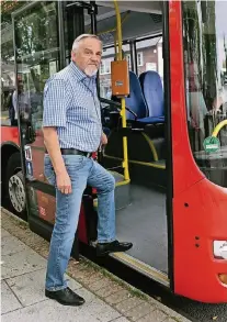  ?? FOTOS: ANJA TINTER ?? Raus aus dem Auto und hinein in den Bus – so wie es Hans-Peter Preuss, Vorsitzend­er des Seniorenbe­irats der Stadt, demonstrie­rt, kann es künftig für diejenigen ab 60 Jahren gehen, die ihren Führersche­in abgeben wollen.