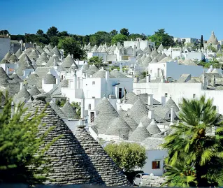  ??  ?? Veduta parziale di Alberobell­o, l’unica città dove i trulli si concentran­o all’interno di un’area urbana