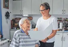  ?? FOTO: GISELA SGIER ?? Ortsvorste­herin Renate Falter gratuliert am Mittwoch Josef Rupp zu seinem 90. Geburtstag und überbringt Glückwünsc­he von Ministerpr­äsident Winfried Kretschman­n.