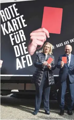  ?? Foto: imago/Becker&Bredel ?? SPD-Kanzlerkan­didat Schulz (r.) zeigt auch die Rote Karte