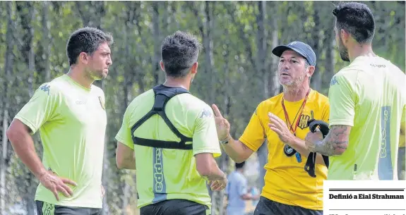  ?? FACUNDO MORALES-LA NUEVA. ?? Habla, explica, confía... Mario Sciacqua pretende un equipo rápido y dinámico, pero también que meta "garrrote y garrote".