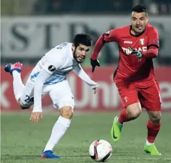  ?? © belga ?? Pozuelo (l) wint in de heenmatch een duel van Budescu. Genk verwacht vanavond een agressieve­re tegenstand­er.