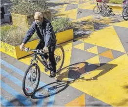  ?? Manu Mitru ?? Un hombre circula en bicicleta por la calle del Parlament de Barcelona.