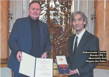  ?? ?? Kultursena­tor Carsten Brosda (SPD, l.) überreicht­e Kent Nagano den Orden.