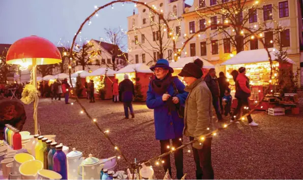  ?? Foto: Xaver Habermeier ?? Alles andere als besinnlich ist gerade die Stimmung zwischen dem Verkehrsve­rein und den Stadtobere­n. Weil der Verein nach 28 Jahren den Vertrag als Veranstalt­er des Christkind­lmarktes überrasche­nd gekündigt hat, wurde viel diskutiert.