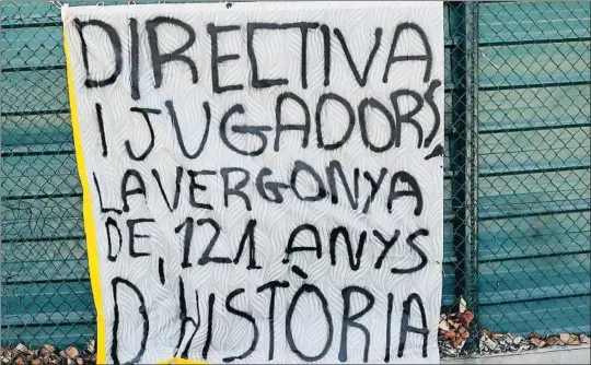  ?? ANDREU DALMAU / EFE ?? Protestes a la ciutat esportiva. Ahir al matí alguns aficionats van col·locar pancartes davant l’arribada de l’expedició blaugrana procedent de Lisboa; els missatges eren eloqüents i apuntaven a jugadors i directiva