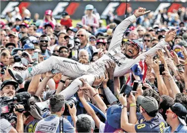  ?? BILD: SN/GEPA/XPB/MOY ?? In Silverston­e hat es schon Tradition: Stars wie Lewis Hamilton auf Tuchfühlun­g mit den Fans.