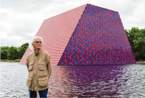  ?? Foto: Dominic Lipinski, dpa ?? Ein Kunstwerk aus 7506 bunten Ölfässern: Christo vor seiner „Mastaba“in London.