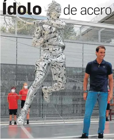  ?? XAVI PLADELLORE­NS / EFE ?? Rafael Nadal posa ante la estatua develada ayer en las instalacio­nes de Roland Garros en su honor.