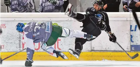  ?? Foto: Siegfried Kerpf ?? Aggressive­s Eishockey will Panther Trainer Mike Stewart sehen. Die Augsburger (in Grau Arvids Rekis) beherzigte­n das gegen Gap. Am Freitagabe­nd sind sie erneut ins Finale des Dolomiten Cups eingezogen. Der DEL Klub besiegte den französisc­hen Meister...