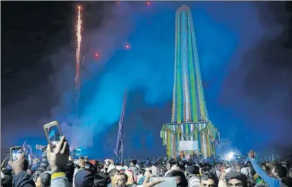  ?? RAHUL RAUT/HT PHOTO ?? Thousands of people gather around the victory pillar in Bhima Koregaon at the stroke of the New Year as fireworks light up the sky above.