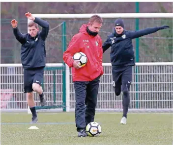  ?? FOTO: SCHLICHTER ?? Bew egung gegen die K älte: Im französisc­hen Alsting startete die SV Elversberg gestern in die Vorbereitu­ng nach der Winterpaus­e. Während sich seine Spieler aufwärmten, grübelte Trainer Karsten Neitzel (vorne) über die nächsten Übungen. Beim Training w...