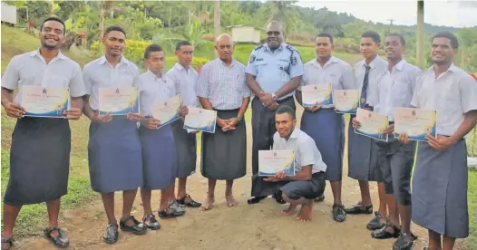  ?? Photo: Police Media Cell ?? Acting Commission­er of Police Rusiate Tudravu (sixth from left) with the Navesau Adventist High School students who were awarded Certificat­es of Commendati­on for their brave efforts.
