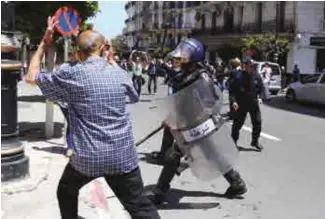  ??  ?? Une scène de la répression de la marche populaire de vendredi à Alger