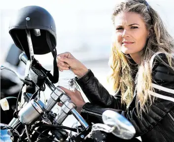  ?? BILD: ZEROCREATI­VES ?? Anfängerin­nen finden einen guten Einstieg ins Motorradfa­hren über Vereine oder Online-Magazine, die sich speziell an Frauen richten.