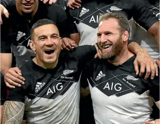  ?? PHOTO: PHOTOSPORT ?? Sonny Bill Williams (left) and All Blacks captain Kieran Read were not letting their absences during the test match against France affect their celebratio­ns in retaining the Dave Gallagher Trophy at Stade de France in Paris yesterday.