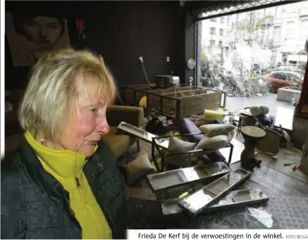  ??  ?? Frieda De Kerf bij de verwoestin­gen in de winkel.