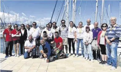  ?? FIRMA DE FOTO ?? Los participan­tes de la Regata Home-Dona 2023 posan en las instalacio­nes del Real Club Náutico de Castellón.