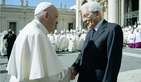  ?? (Ansa) ?? Sorrisi Papa Francesco, 85 anni, con il presidente della Repubblica Sergio Mattarella, 80, ieri in piazza San Pietro per la canonizzaz­ione dei nuovi santi