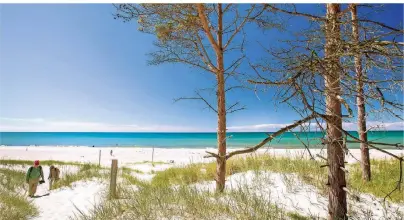  ?? FOTO: JENS BÜTTNER/DPA-TMN ?? Der Weststrand auf der Ostsee-Halbinsel Fischland-Darß-Zingst ist einer der schönste Strände Europas.