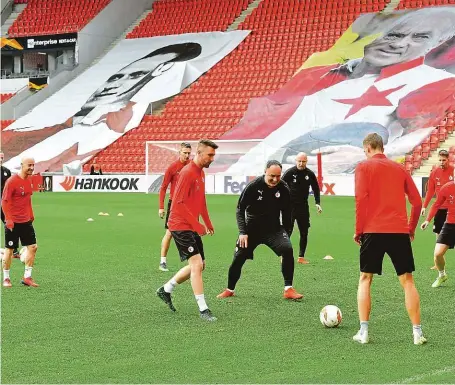  ?? FOTO ČTK ?? Pod dohledem legend. Už při obvyklém tréninkové­m bagu pozorovaly z tribuny sever hráče Slavie i kouče Trpišovské­ho podobizny slavných hráčů minulosti.