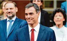  ?? Foto: Soriano, afp ?? Will keine Zeit verlieren: Der neue spanische Regierungs­chef Pedro Sánchez will mit den katalanisc­hen Sozialiste­n über eine Lösung der Krise sprechen.