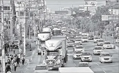  ?? FERNANDO CARRANZA ?? Cientos de unidades ingresan diariamien­te a la ciudad por el sur de ésta