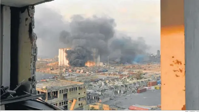  ?? WAEL HAMZEH / EFE ?? Vista de la zona devastada en el puerto de Beirut tras la tremenda explosión ocurrida ayer por la tarde.