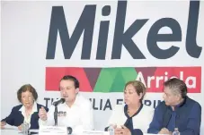  ??  ?? Mikel Arriola presentó en conferenci­a de prensa sus propuestas para la rehabilita­ción de unidades habitacion­ales.