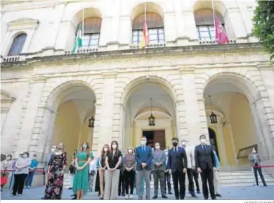  ?? ANTONIO PIZARRO ?? La Corporació­n municipal guarda un minuto de silencio ante el Ayuntamien­to de Sevilla.