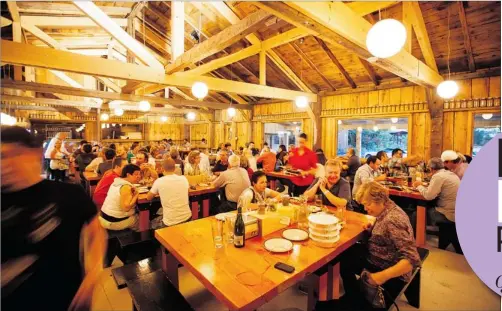  ?? DARIO AYALA/ THE GAZETTE ?? Au Pied de Cochon Sugar Shack Clients fill the dining room on Sept. 13. The scene was more tavern than cabane à sucre when our fine-dining critic visited.