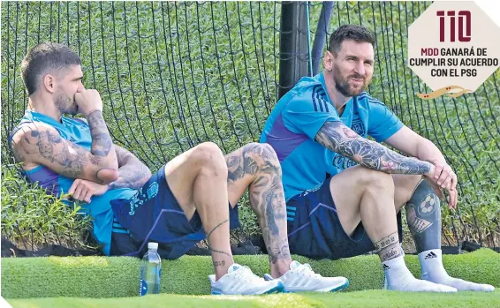  ?? ?? Lionel Messi (der.), acompañado por Rodrigo De Paul, al término del entrenamie­nto de la selección albicelest­e.