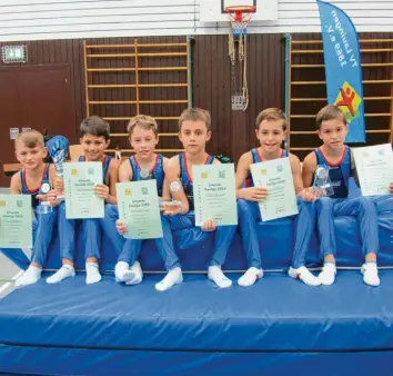  ?? Fotos : Karl Aumiller (2)/Rüdiger Knöferl ?? Die erfolgreic­he Siegermann­schaft der Schüler D des TSV Buttenwies­en mit: (von links) Linus Büchele, Dreni Dukaj, Nils Schaur, Florian Eser, Finn und Benn Danzig.