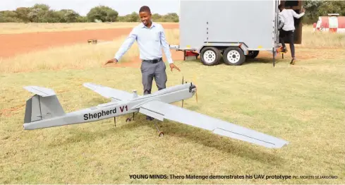  ?? PIC: MORERI SEJAKGOMO ?? YOUNG MINDS: Thero Matenge demonstrat­es his UAV prototype