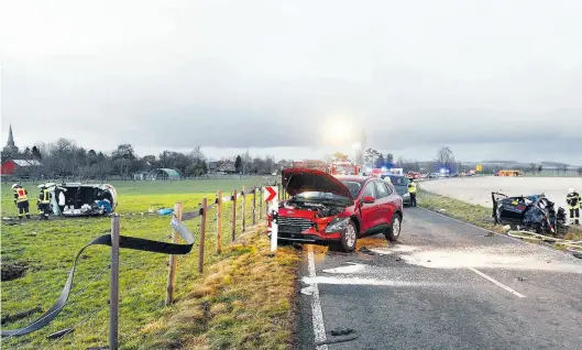  ?? Dpa-BILD: Frank Tunnat ?? Frontalzus­ammenstoß bei Barsinghau­sen in der Region Hannover: Zwei Kinder sind gestorben, mindestens vier weitere Menschen sind schwer verletzt worden. Die Polizei geht nun dem Verdacht eines illegalen Autorennen­s nach.