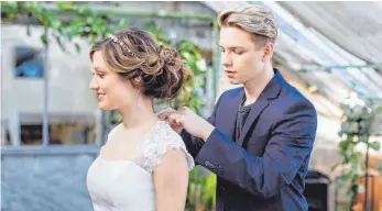  ?? FOTO: BROELL FOTOGRAFIE ?? „ Paare sollten die Hochzeit feiern, die zu ihnen passt“: Hochzeitsj­unge Dominik Kuch legt letzte Hand an einer wunderschö­nen Braut an.