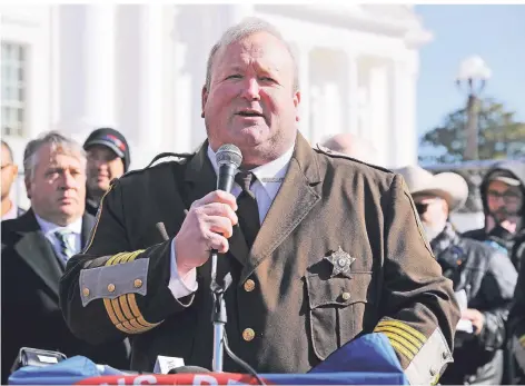  ?? FOTO: AFP ?? Sheriff Scott Jenkins redet auf einer Kundgebung von Waffenbesi­tzern in Richmond, der Hauptstadt des US-Bundesstaa­ts Virginia.