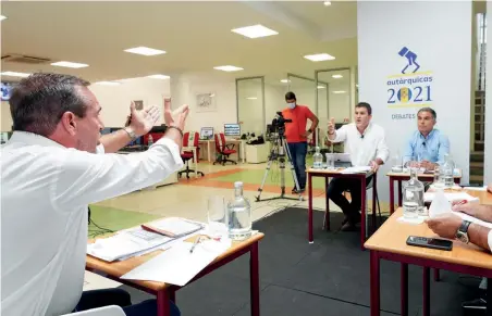  ??  ?? Debate sobre Câmara de Lobos, na Redação do JM, foi bastante intenso, acalorado e recheado de ataques pessoais.