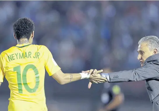  ?? Ap ?? el entrenador brasileño, tite, saluda a neymar, la figura de la goleada en el estadio Centenario