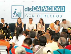  ??  ?? Condicione­s. La propuesta de Carlos Calleja y Carmen Aída Lazo, según lo que dijeron, busca mejorar las condicione­s de vida de la población con discapacid­ad de todo tipo que viven en el país.