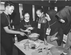  ??  ?? Participan­ts work together to prepare their own meal.